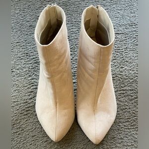 TAN ZIP BACK HEELED ANKLE BOOTS/BOOTIES. Size 9. Heels ~4.5”. Suede-Like.
